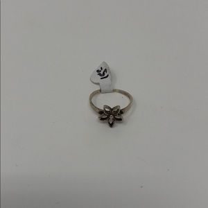 Size 5 925 quality sterling silver flower ring